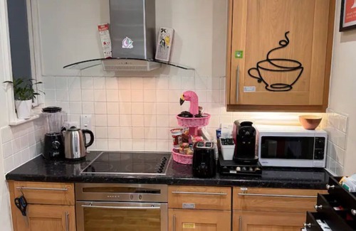 London City Centre Apartment | Spacious urban jungle in the centre of the west end with WIFI! Sleeps up to 7