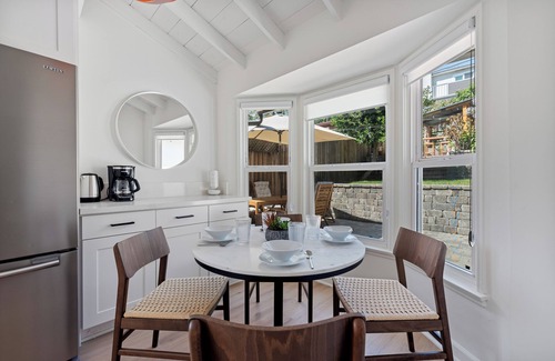 La Crescenta House | Spacious 3BR Family Home with Backyard & Views – La Crescenta Getaway