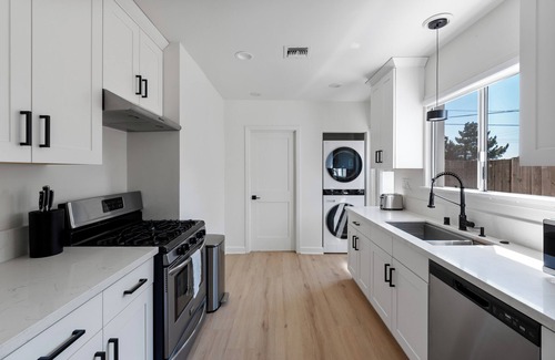 La Crescenta House | Spacious 3BR Family Home with Backyard & Views – La Crescenta Getaway