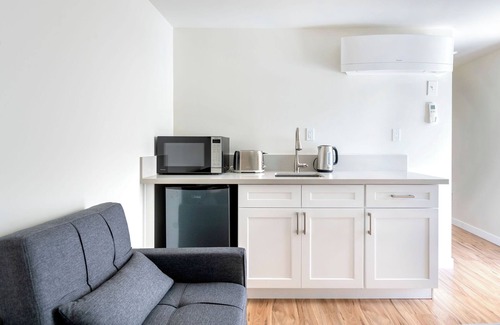 La Crescenta-Montrose House | Spacious Contemporary Suite in La Crescenta-Montrose