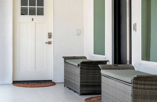 La Crescenta-Montrose House | Spacious Contemporary Suite in La Crescenta-Montrose