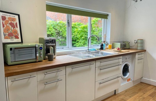 Leicester City Centre House | Spacious Victorian for 10 across Royal Infirmary