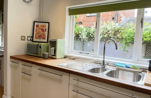 Leicester City Centre House | Spacious Victorian for 10 across Royal Infirmary