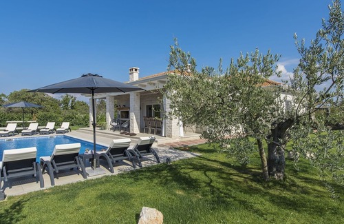 Drnis Cabin | Spacious Villa for up to 8 persons with private pool, garden, BBQ, A/C