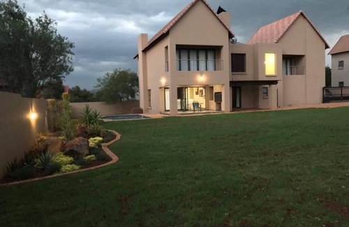 Hartbeespoort House | Spacious villa in a tranquil estate on the shore of the famous Hartbeepoort dam