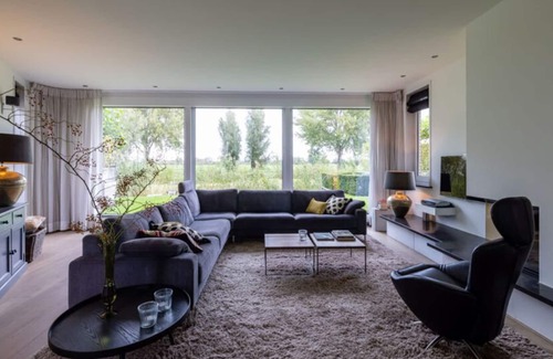 Alblasserdam Villa | Spacious villa near Rotterdam and Kinderrijk