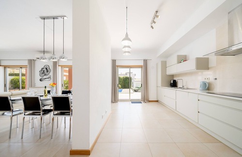 Ameijeira Villa | Spacious villa near town [46]