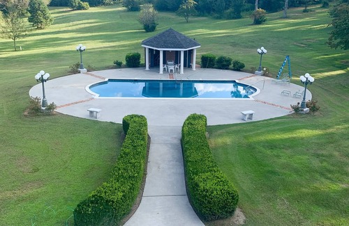 Calhoun Villa | Spacious Villa On North Georgia Farm with Tennis/Pickleball & Pool