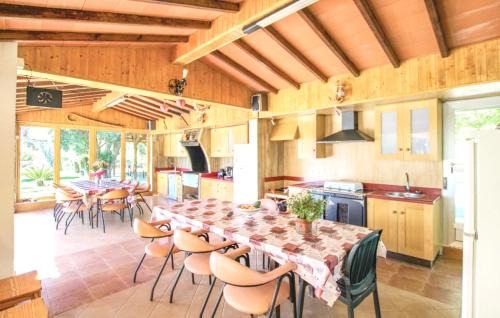 La Marina Villa | Spacious Villa with Pool near the Beach in Alicante