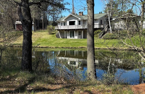 Hart House | Spacious Vintage Up North Home. Family-Friendly!