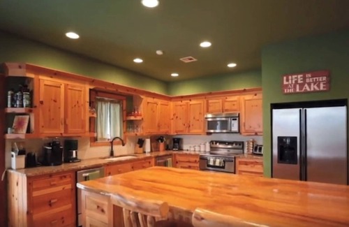 Hoyt House | Spacious water front 6-bedroom house with Dock, WiFi in charming Lake Eufaula