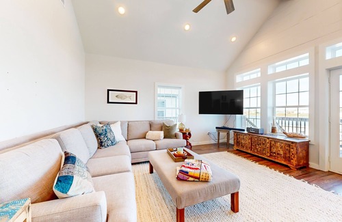 Freeport House | Spacious water view home full of nautical charm - balcony, grill, chef's kitchen