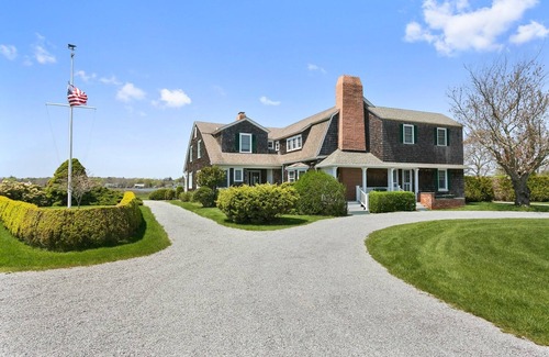Quogue House | Spacious waterfront 9-bedroom house in peaceful Quogue