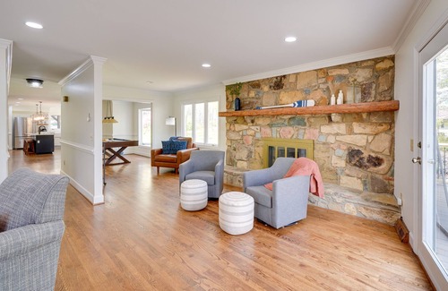 Leasburg House | Spacious Waterfront Hyco Lake Retreat w/Dock!