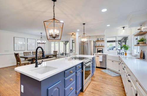 Leasburg House | Spacious Waterfront Hyco Lake Retreat w/Dock!
