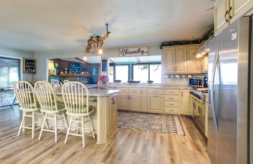 Green Bay House | Spacious Waterfront Retreat Near UW-Green Bay