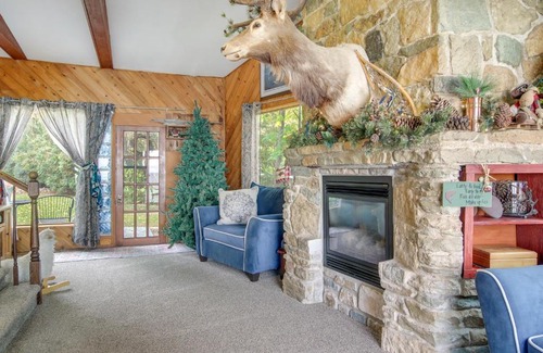 Green Bay House | Spacious Waterfront Retreat Near UW-Green Bay
