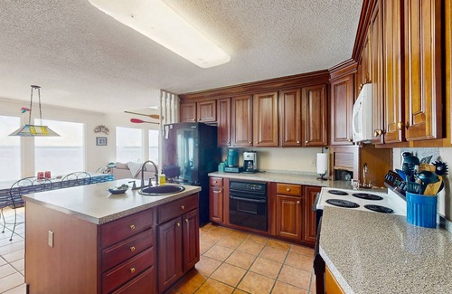 Avoca House | Spacious waterfront house with private heated seasonal pool + dock