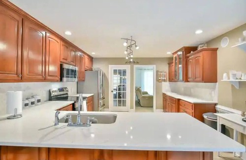 Leasburg House | Spacious, Well-Appointed 6 Bedroom Hyco Lake House - Hot Tub - Great Views