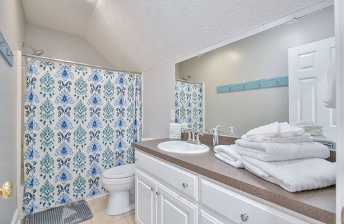 Leasburg House | Spacious, Well-Appointed 6 Bedroom Hyco Lake House - Hot Tub - Great Views