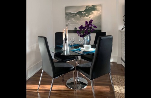 Beasley House | Spacious, Well-designed 2F Private Apt w/ KIT Pkng WIFI Cbl - Hamilton, Downtown