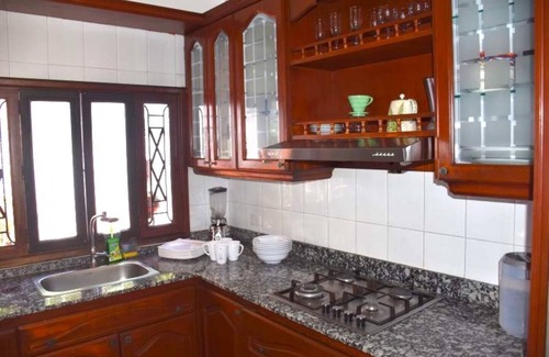 Cali House | Spacious Wellness House in Ciudad Jardín - Ideal for Groups of 13 People