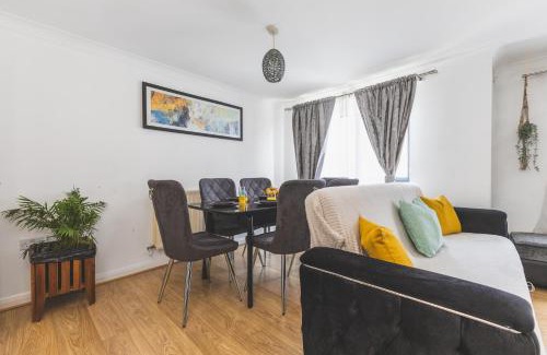 Preston Apartment | Spacious Wembley Flat Comfy Beds 2 Baths 1 Parking