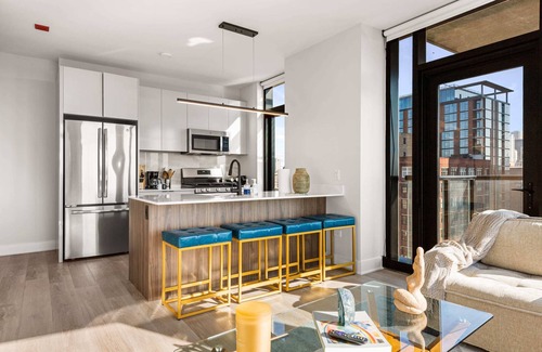 West Loop Apartment | Spacious West Loop Retreat for Business Groups