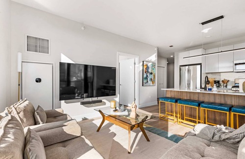 West Loop Apartment | Spacious West Loop Retreat for Business Groups