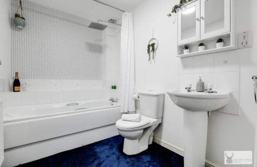 Whitwick House | Spacious Whitwick Stay 3-Story House