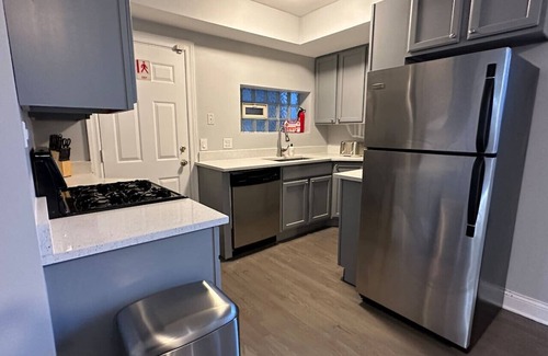 Pulaski Park Condo | Spacious Wicker Park Hideaway with Parking!