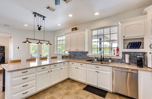 Wills Point House | Spacious Wills Point Retreat w/Pool & Pond!