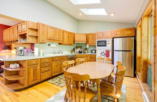 Woodbury House | Spacious Woodbury Home w/Pool + Hot Tub!