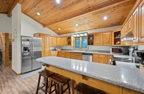 Cleveland Cabin | Spacious, Wooded views near HELEN and Dahlonega
