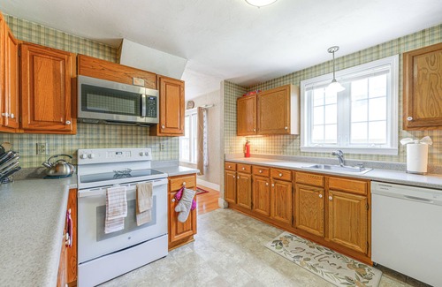 Salisbury Street House | Spacious Worcester Home Near Parks & Universities!