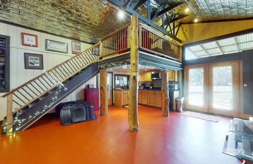 Austin Cabin | Spacious Writing Barn on Eight Acres with Central AC, WiFi,