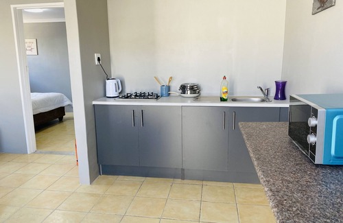 Eikenbosch Apartment | SpaciousTrendy#CentralWinefarms#Mall#Wifi#Parking