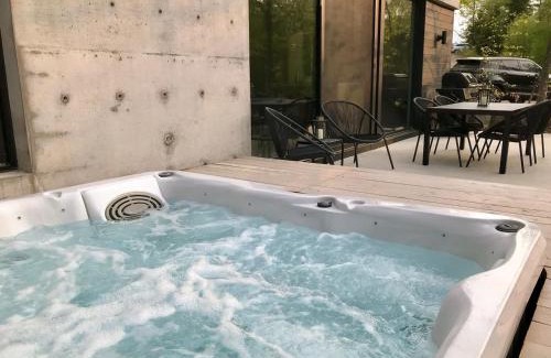 Lac Superieur Village Ski Chalet | SpaHaus #128