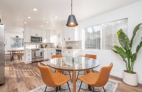 North Ridge House | Spanish Casita With Game Room/Putting Green/Beach VolleyBall/Pool Slide/Hottub!