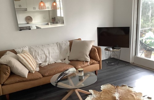 Avalon Beach Apartment | Spanish style block, cosy couple retreat