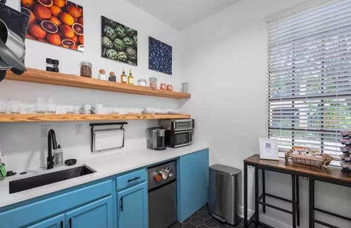 Spanish Town Historic District Apartment | Spanish Town Revival Upscale Downtown Retreat