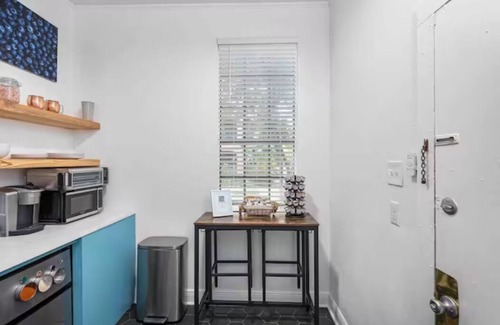 Spanish Town Historic District Apartment | Spanish Town Revival Upscale Downtown Retreat