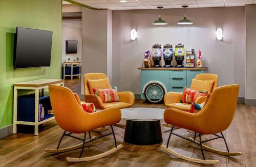 Dupont Hotel | Spark by Hilton Denver International Airport