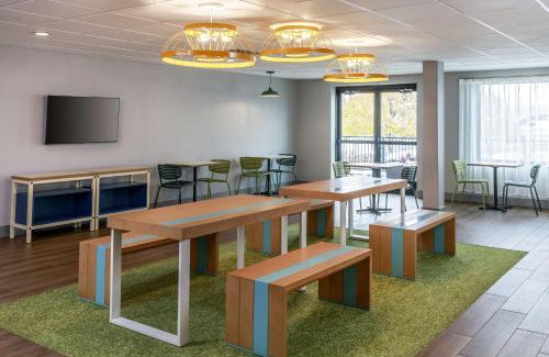 Dupont Hotel | Spark by Hilton Denver International Airport