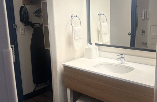 Lakewood Hotel | Spark by Hilton Lakewood Denver Southwest