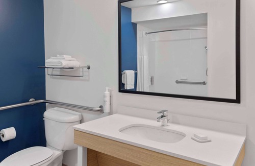 Newcomerstown Hotel | Spark by Hilton Newcomerstown