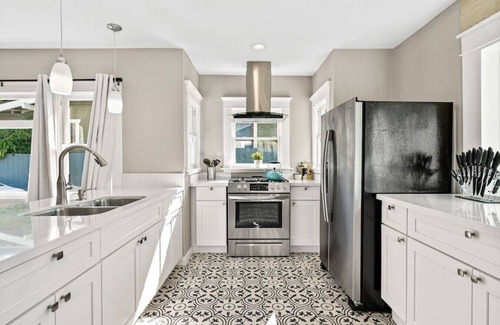 Eastside House | SPARK CLEAN Modern House+Mins2Beach+W/D+Park+AC