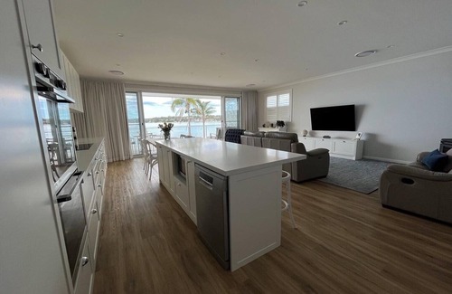 Bonnells Bay House | Sparkle by the Lake at this peaceful direct waterfront luxury homenSleeps 10