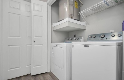 Central Southwest Apartment | Sparkling Blue Fully Furnished by NRG & Dwtwn!