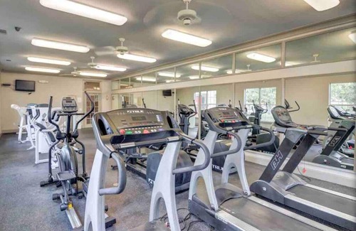 Central Southwest Apartment | Sparkling Blue Fully Furnished by NRG & Dwtwn!